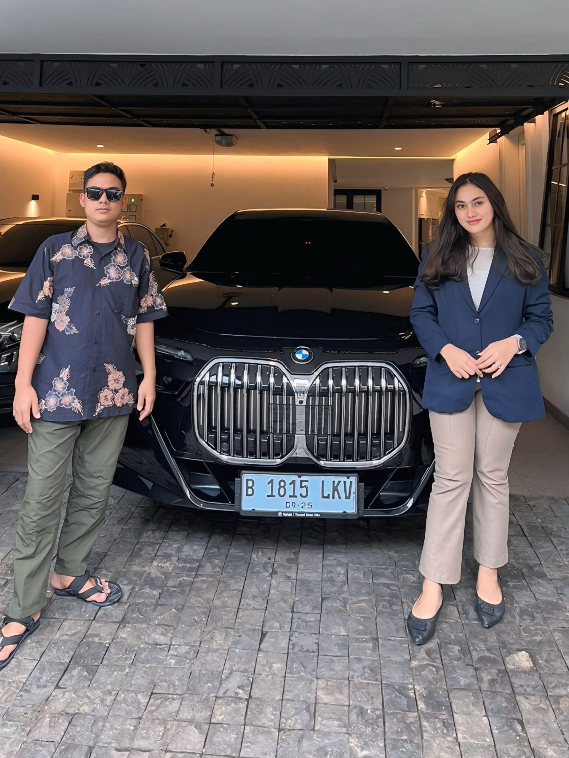 BMW 735i sedan mewah eksekutif dalam promo spesial dengan grille besar dan interior mewah
