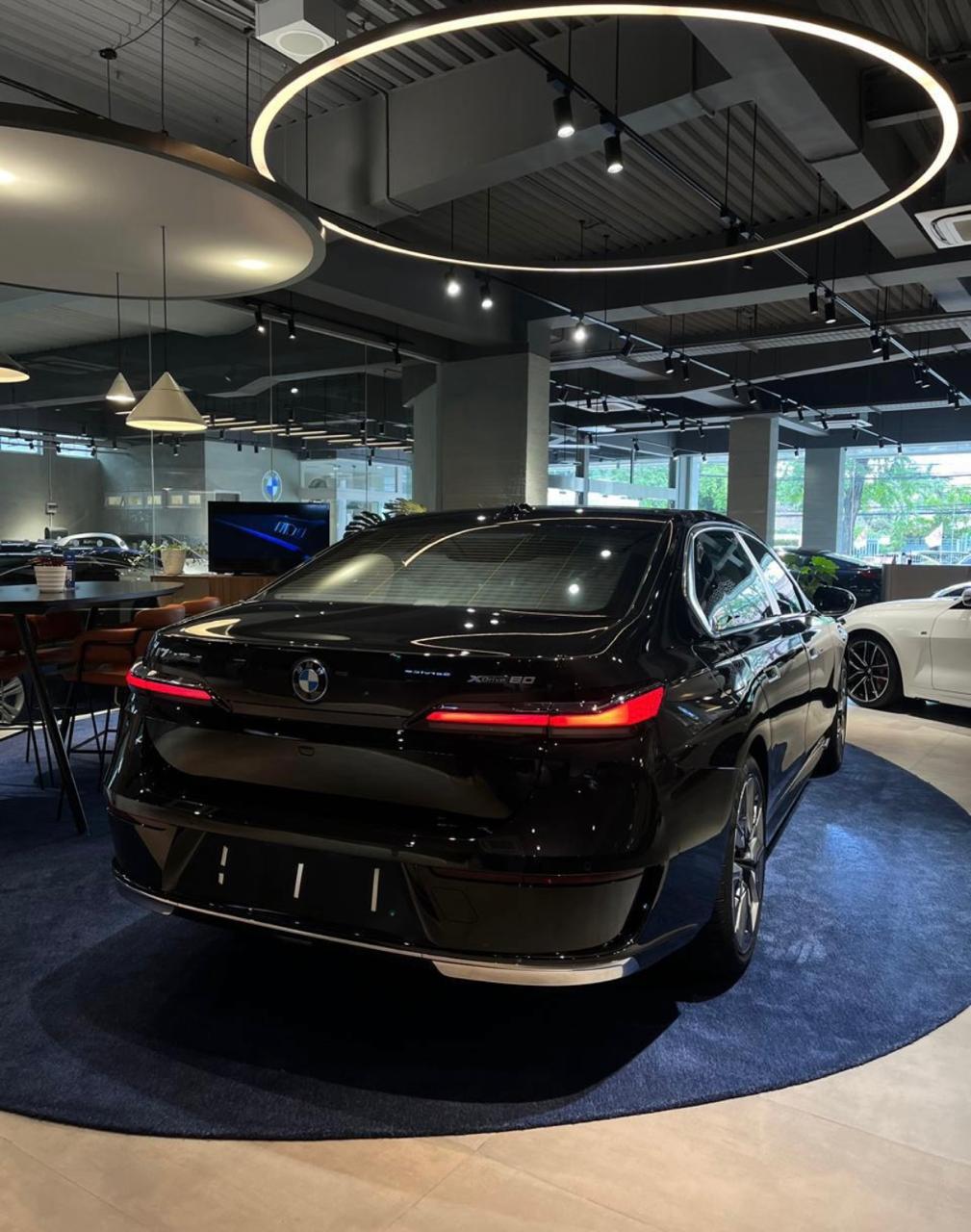 Berbagai model mobil listrik BMW termasuk i7, iX, dan i4 dalam promo spesial dengan teknologi terbaru