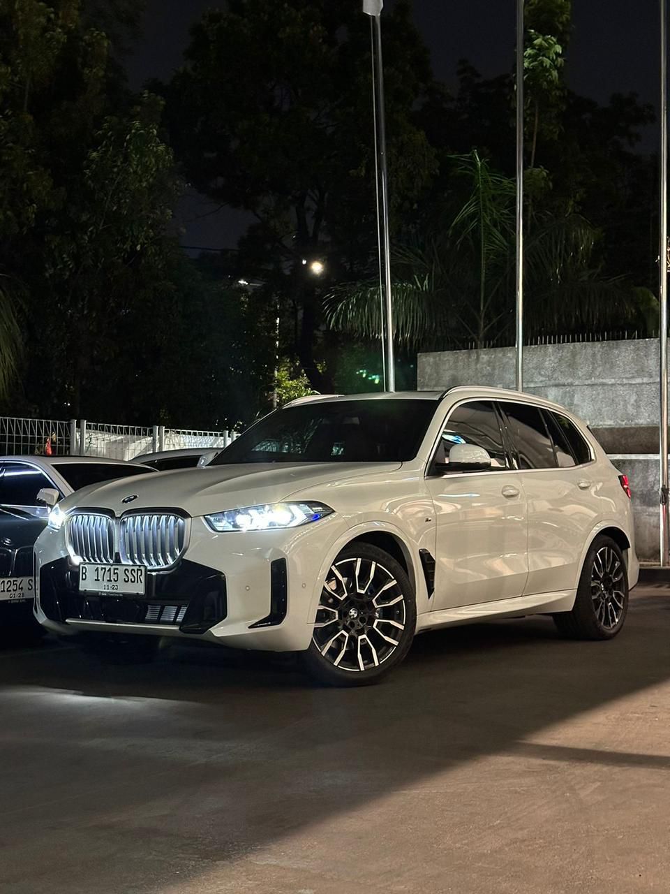 Simulasi kredit BMW dengan kalkulator finansial menampilkan angsuran bulanan untuk berbagai model mobil