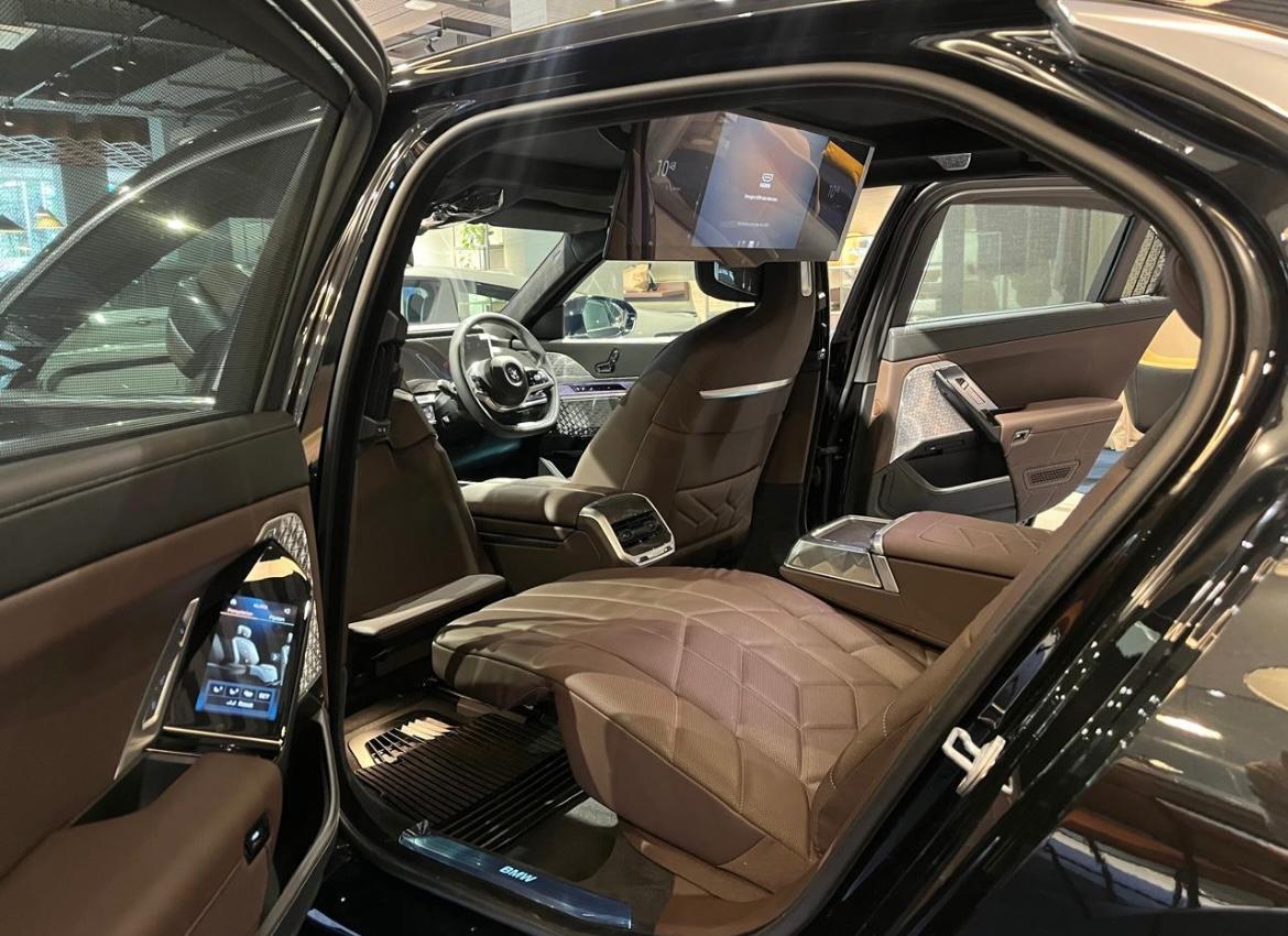 Spesialis BMW - Teknisi Berpengalaman & Terakreditasi Tim spesialis BMW Indonesia berpengalaman dengan seragam resmi di bengkel dealer terakreditasi